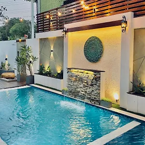  Hotel 8